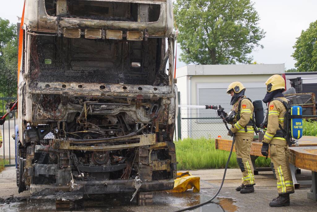 Afgevoerde vrachtwagen vat opnieuw vlam