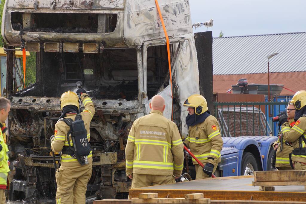 Afgevoerde vrachtwagen vat opnieuw vlam