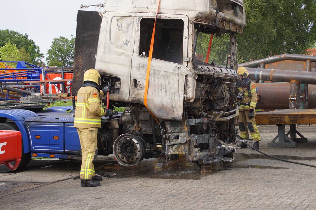 Afgevoerde vrachtwagen vat opnieuw vlam