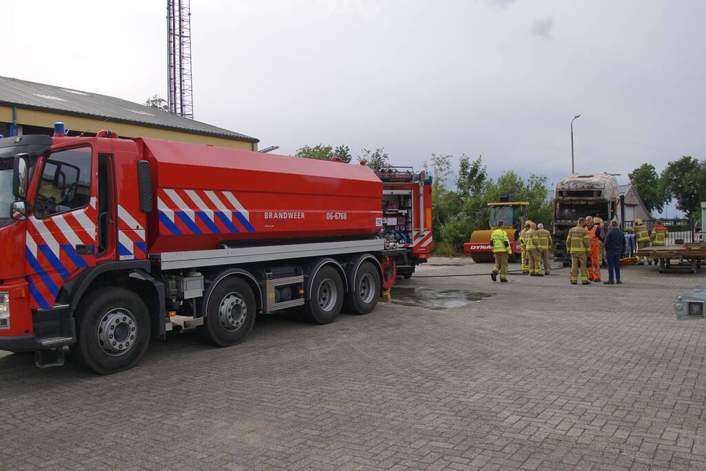 Afgevoerde vrachtwagen vat opnieuw vlam
