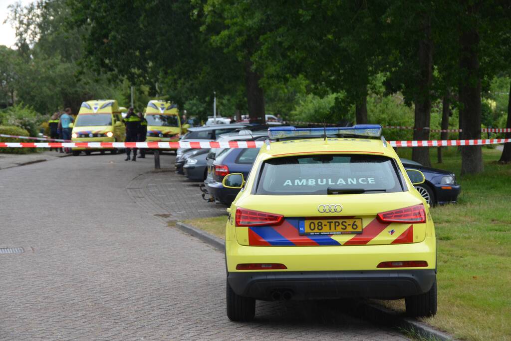 Straat afgezet na steekpartij, persoon overleden
