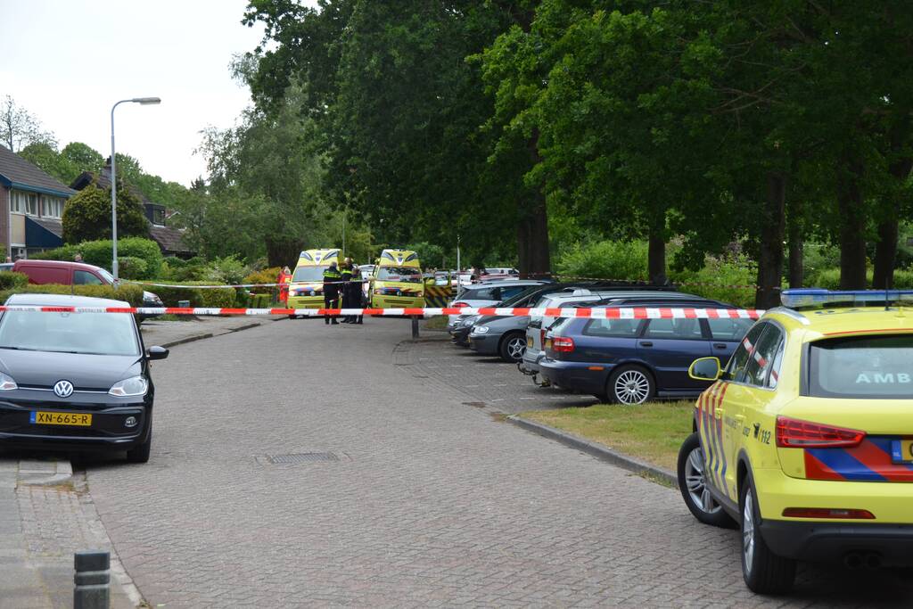 Straat afgezet na steekpartij, persoon overleden