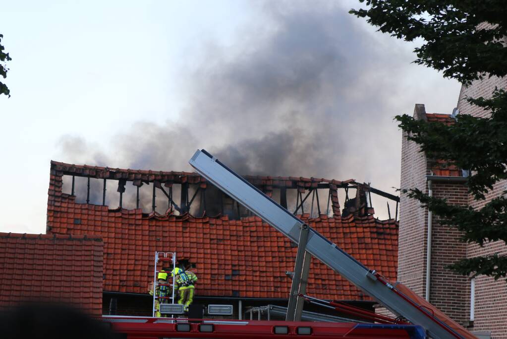 Uitslaande brand legt schuur in as