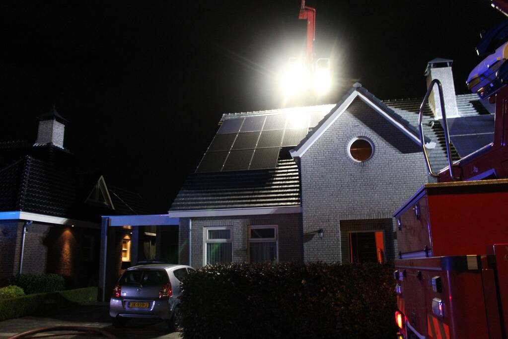 Brand in dak van woning