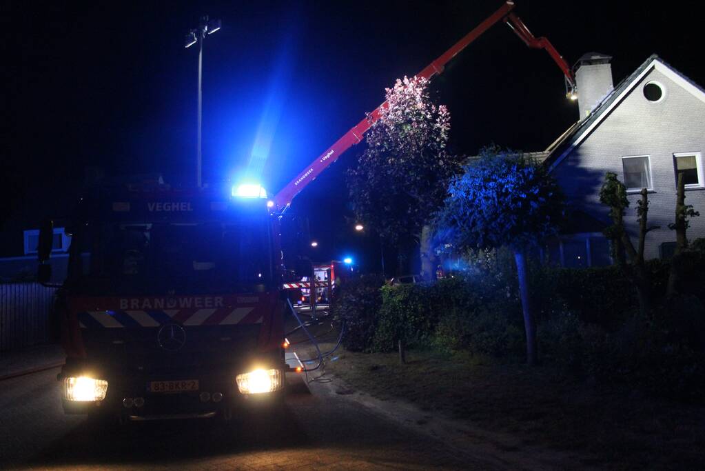 Brand in dak van woning