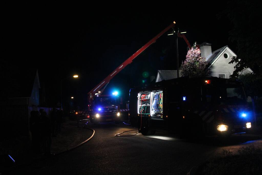 Brand in dak van woning