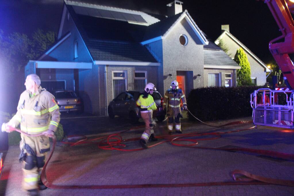 Brand in dak van woning