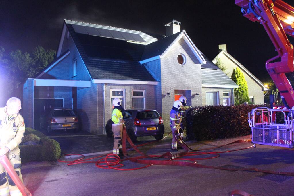 Brand in dak van woning