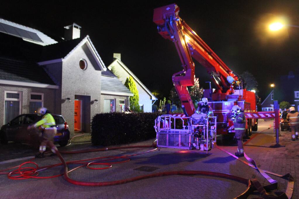 Brand in dak van woning
