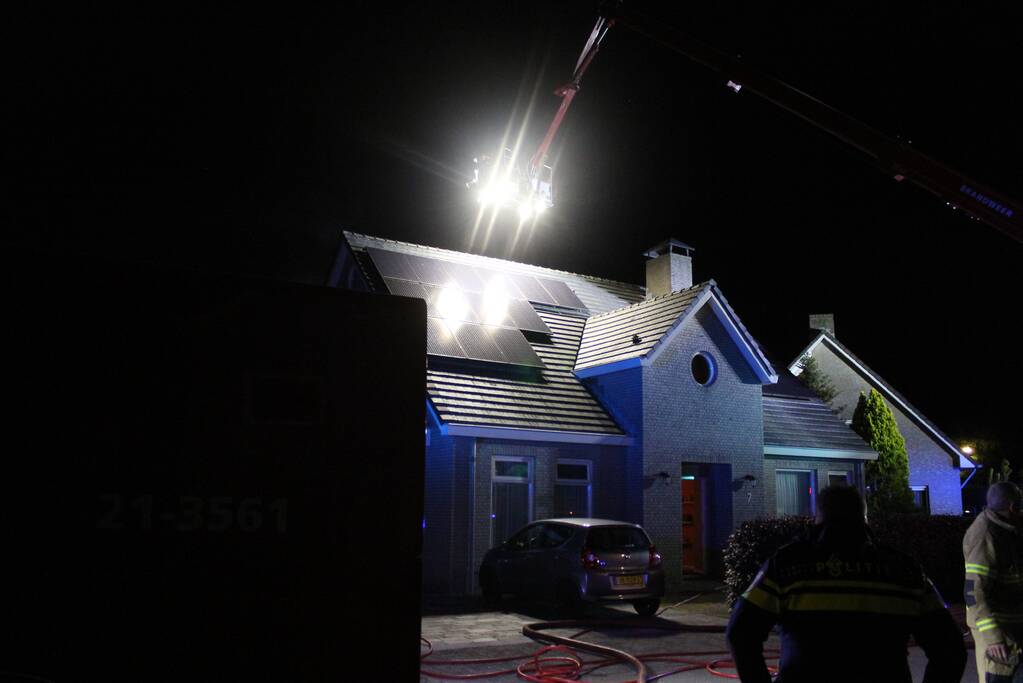 Brand in dak van woning