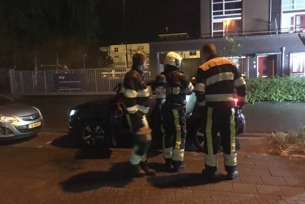 Interieur geparkeerde auto zwaar beschadigd bij brandstichting