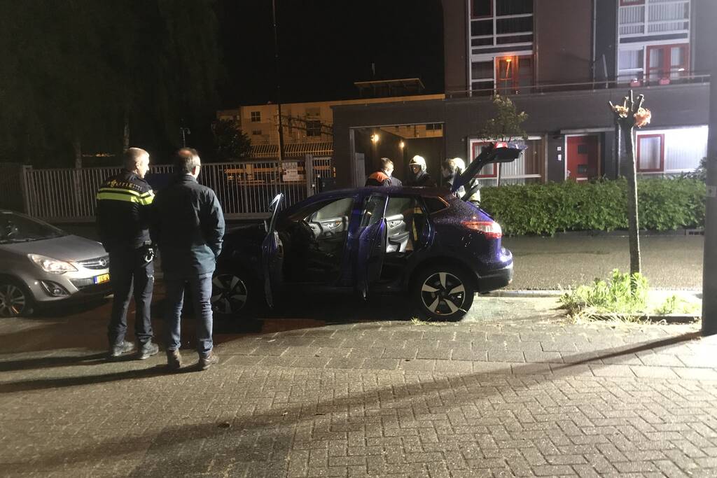 Interieur geparkeerde auto zwaar beschadigd bij brandstichting