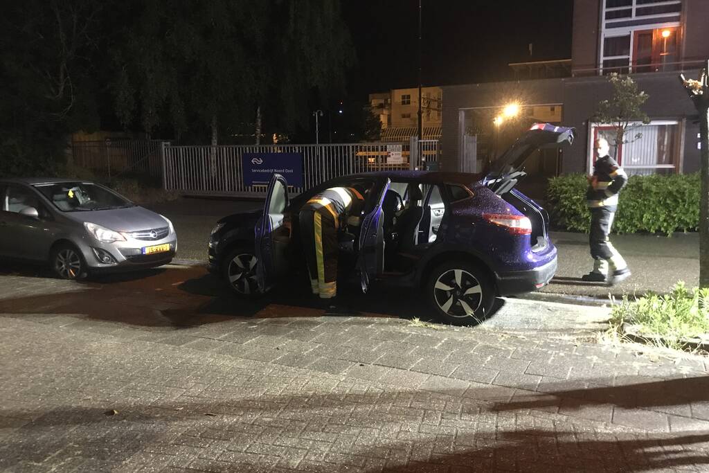 Interieur geparkeerde auto zwaar beschadigd bij brandstichting