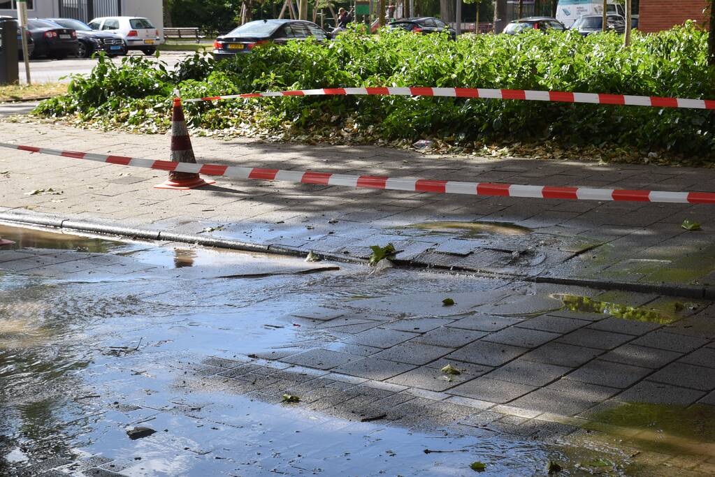 Straat blank na gesprongen waterleiding in Charlois