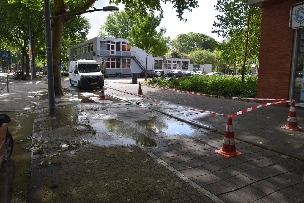 Straat blank na gesprongen waterleiding in Charlois