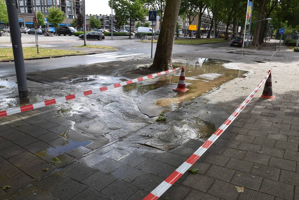 Straat blank na gesprongen waterleiding in Charlois
