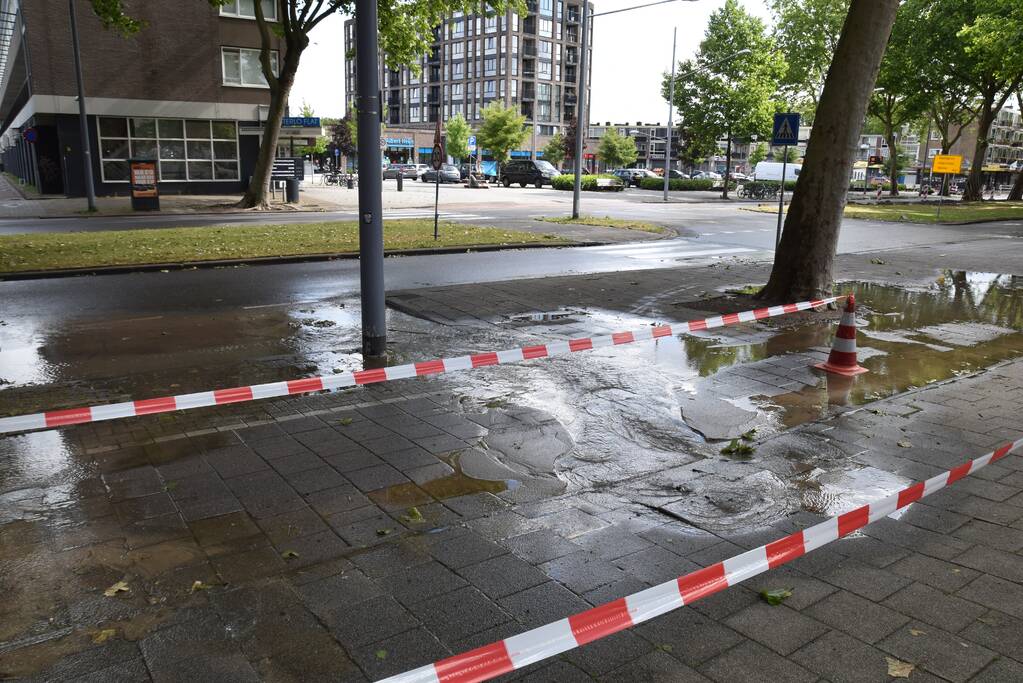 Straat blank na gesprongen waterleiding in Charlois