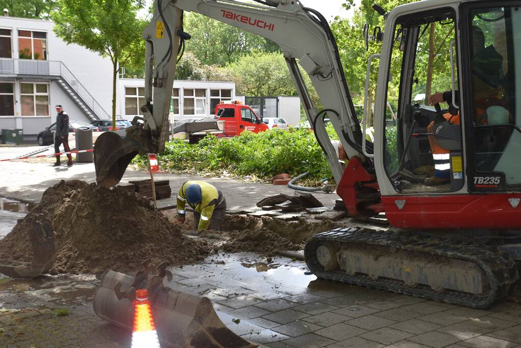 Straat blank na gesprongen waterleiding in Charlois