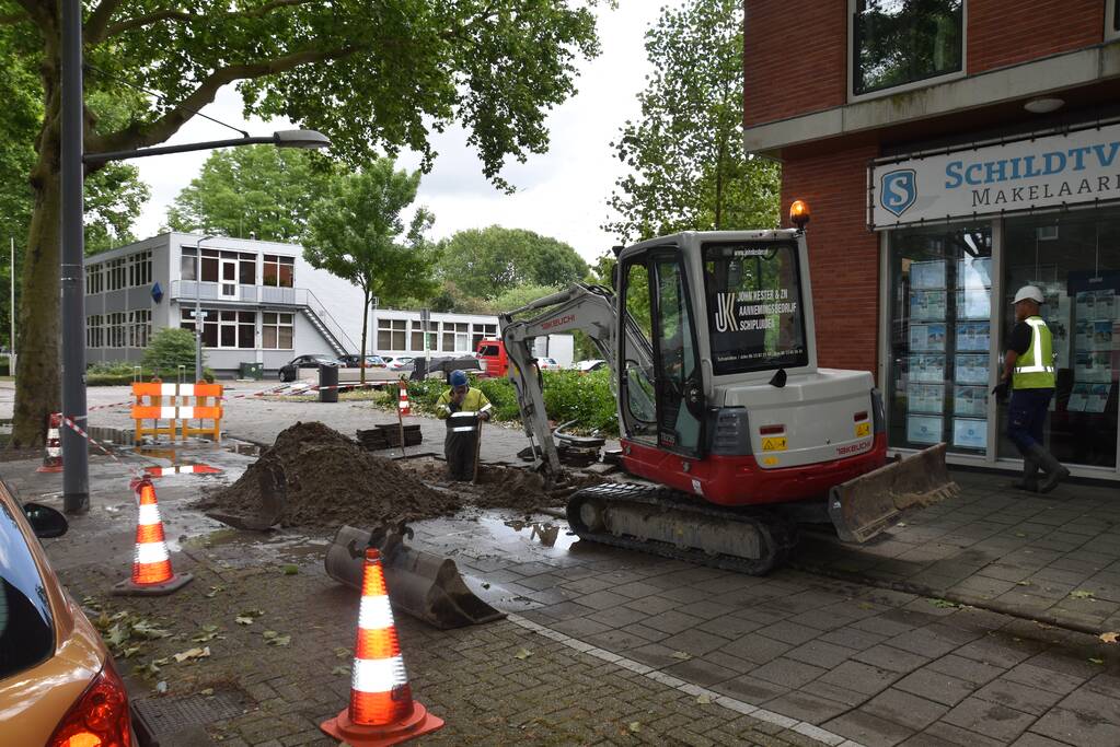 Straat blank na gesprongen waterleiding in Charlois