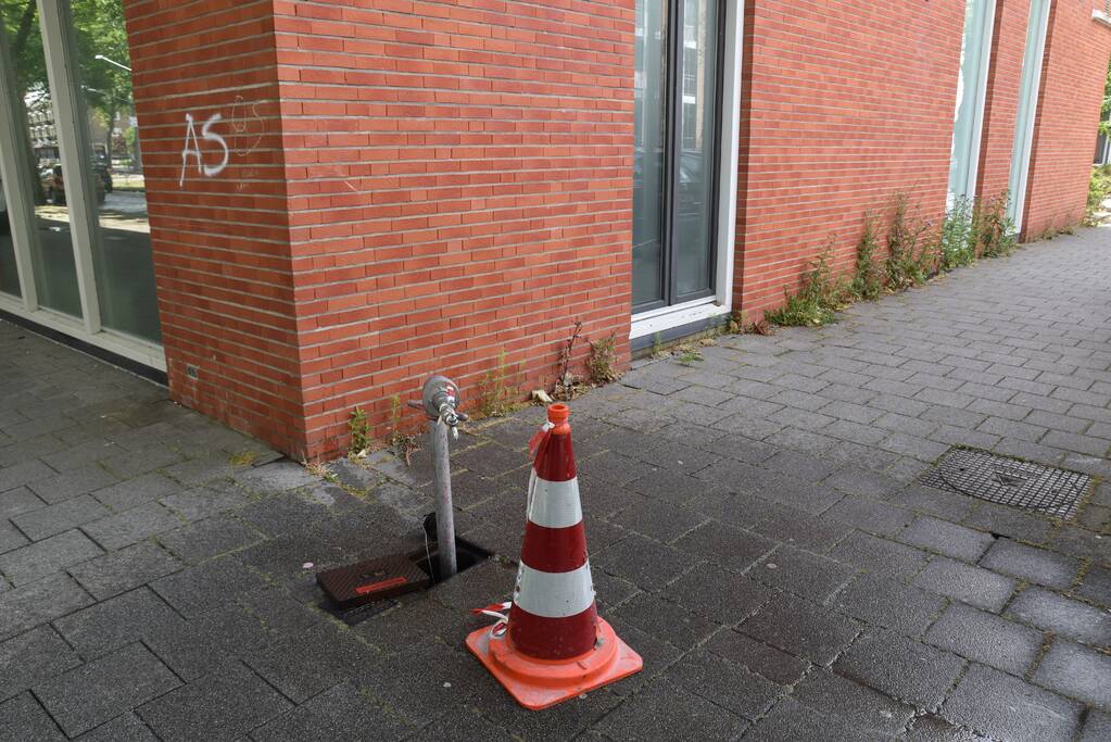 Straat blank na gesprongen waterleiding in Charlois
