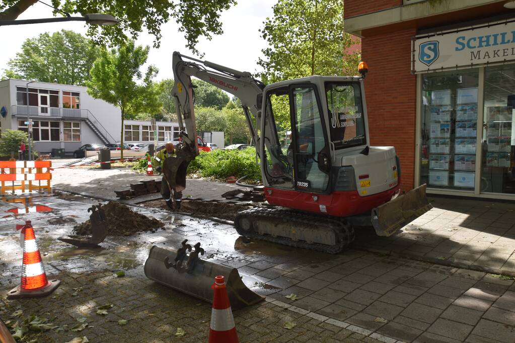 Straat blank na gesprongen waterleiding in Charlois