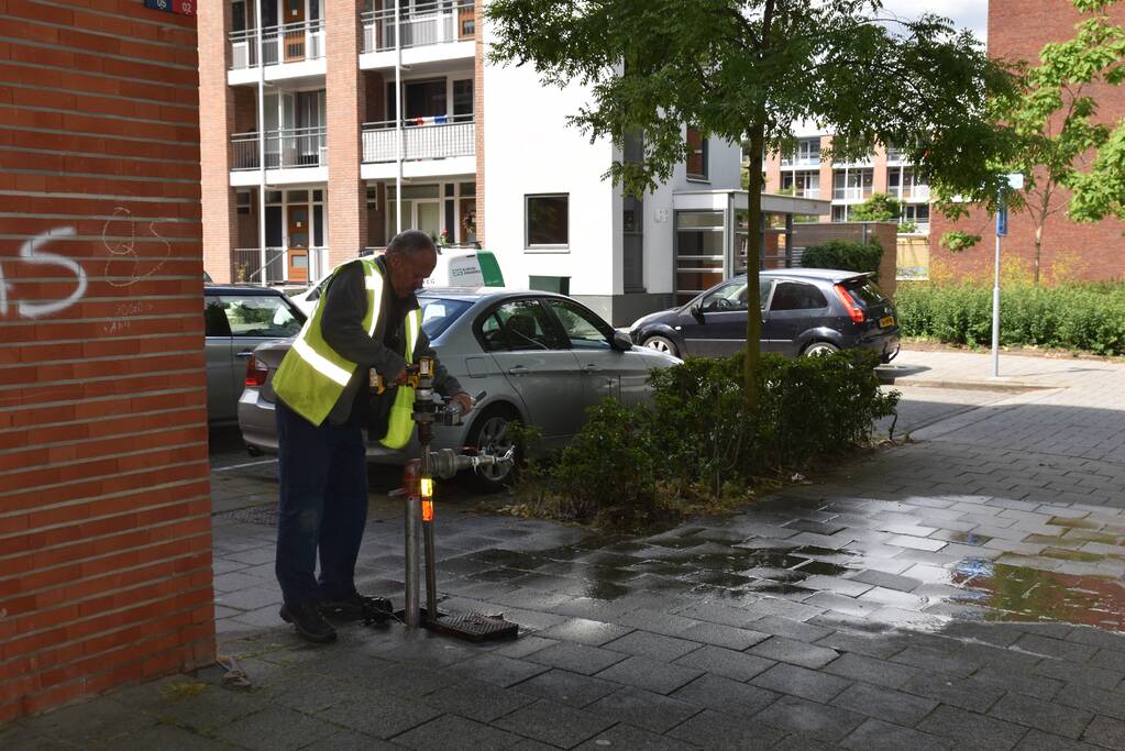 Straat blank na gesprongen waterleiding in Charlois