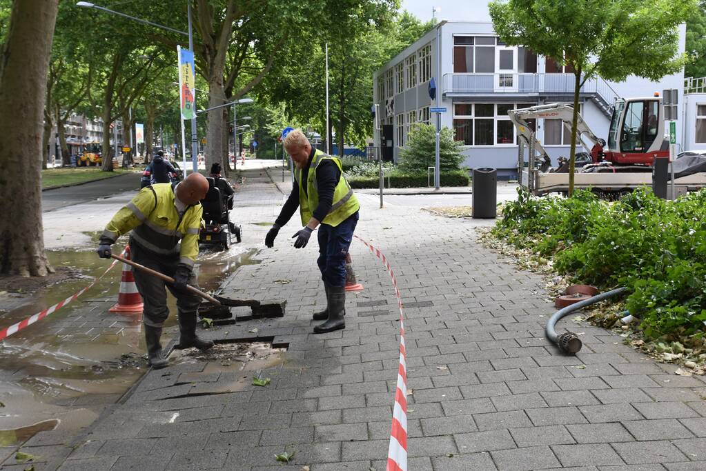Straat blank na gesprongen waterleiding in Charlois