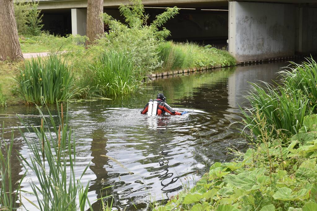 Zoekactie in sloot bij Margriet Sporthal in Bijdorp