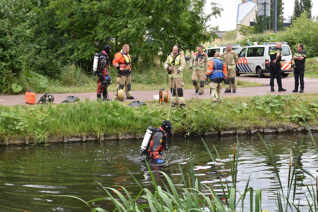 Zoekactie in sloot bij Margriet Sporthal in Bijdorp