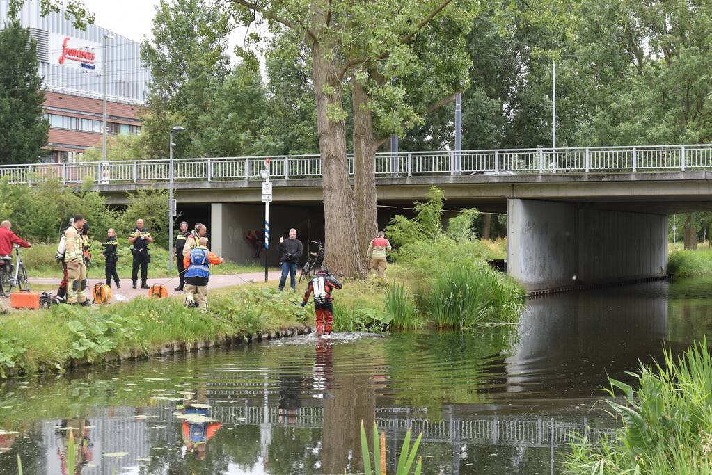Zoekactie in sloot bij Margriet Sporthal in Bijdorp