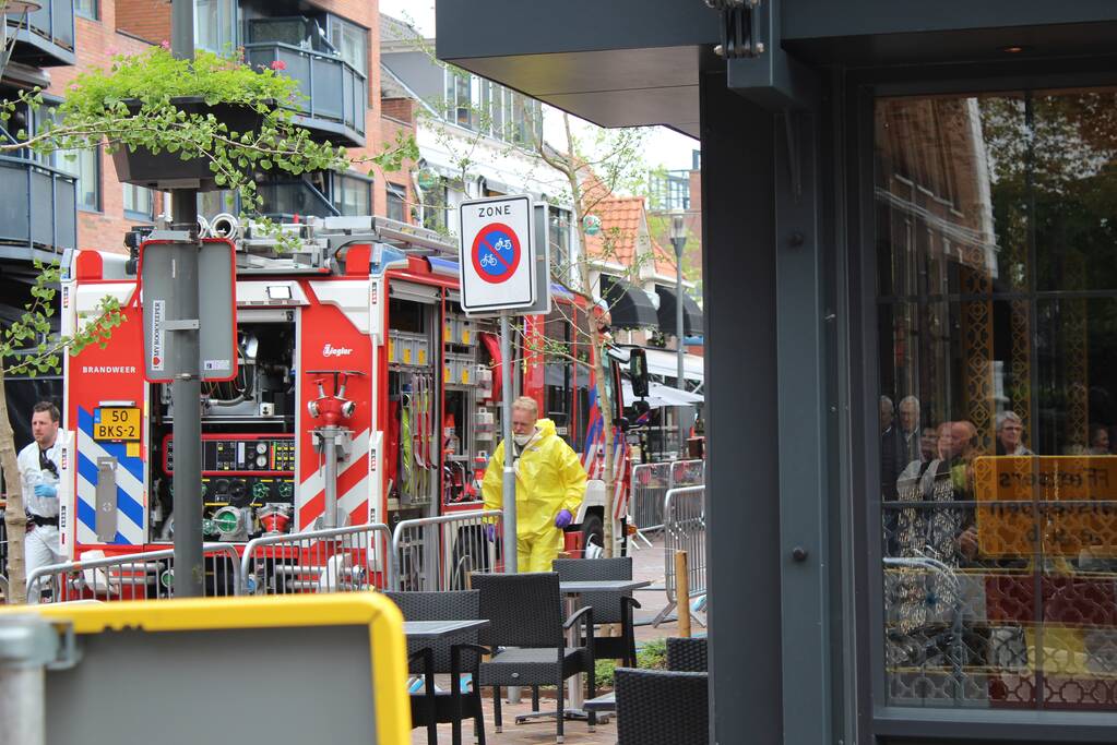 Woningbrand in winkelstraat