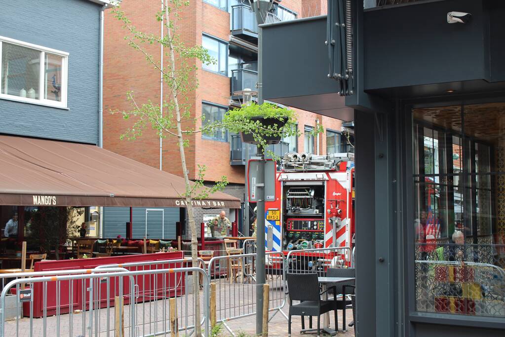 Woningbrand in winkelstraat