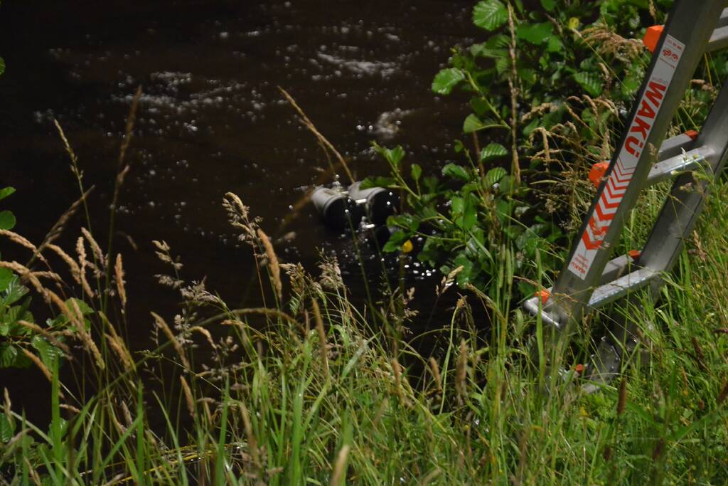 Zoekactie na aantreffen van een scooter in de sloot