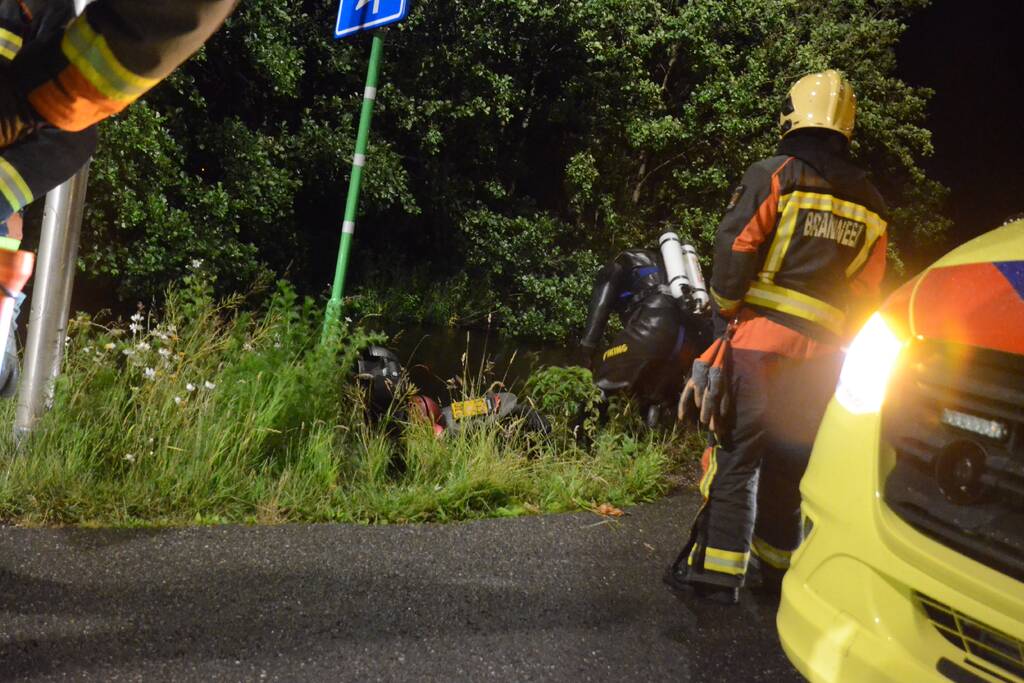 Zoekactie na aantreffen van een scooter in de sloot