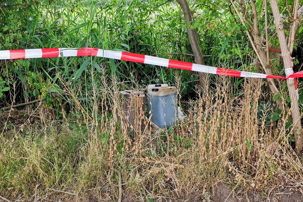 Vaten aangetroffen in berm in buitengebied