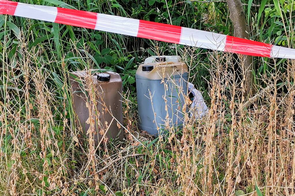 Vaten aangetroffen in berm in buitengebied