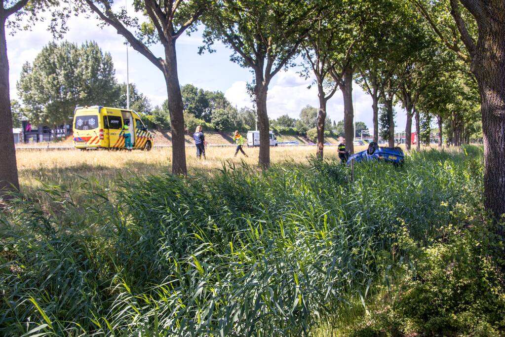 Auto raakt van snelweg en belandt op de kop