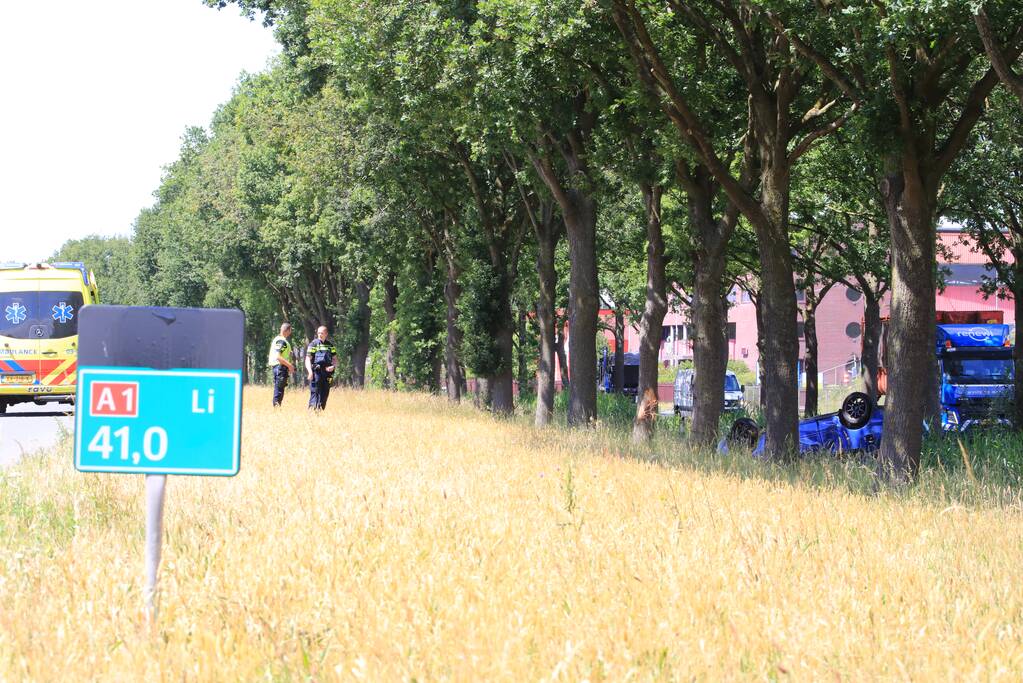 Auto raakt van snelweg en belandt op de kop