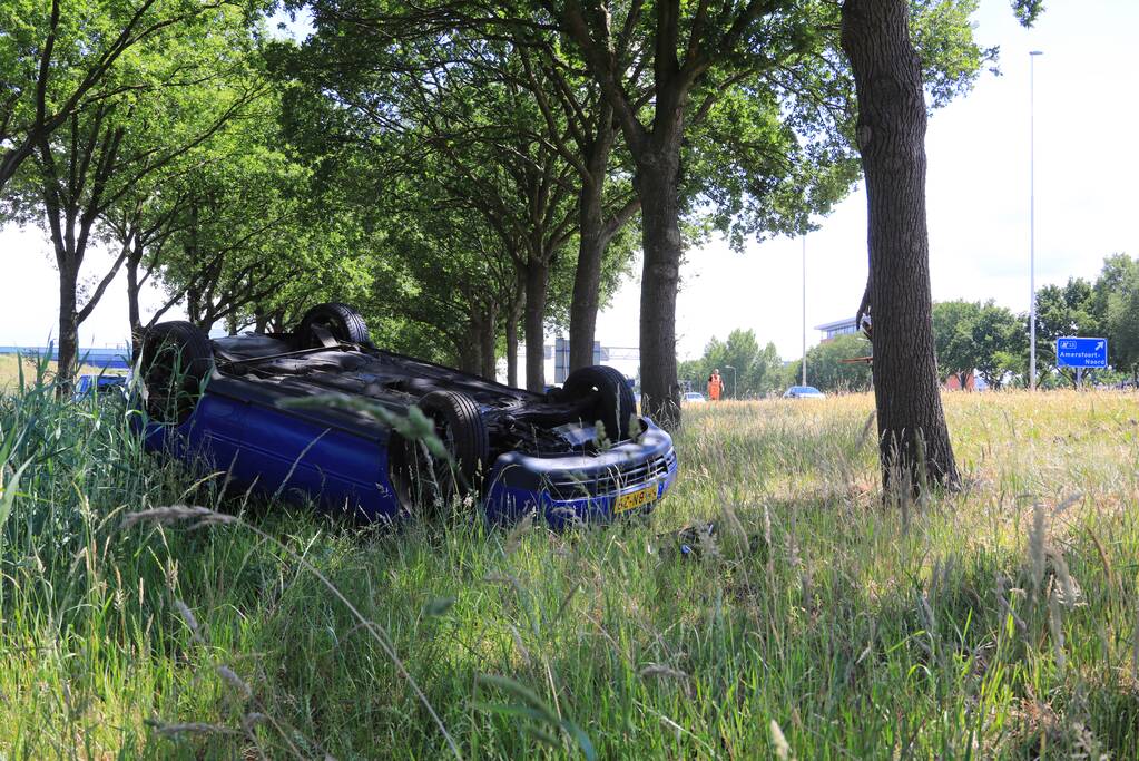 Auto raakt van snelweg en belandt op de kop
