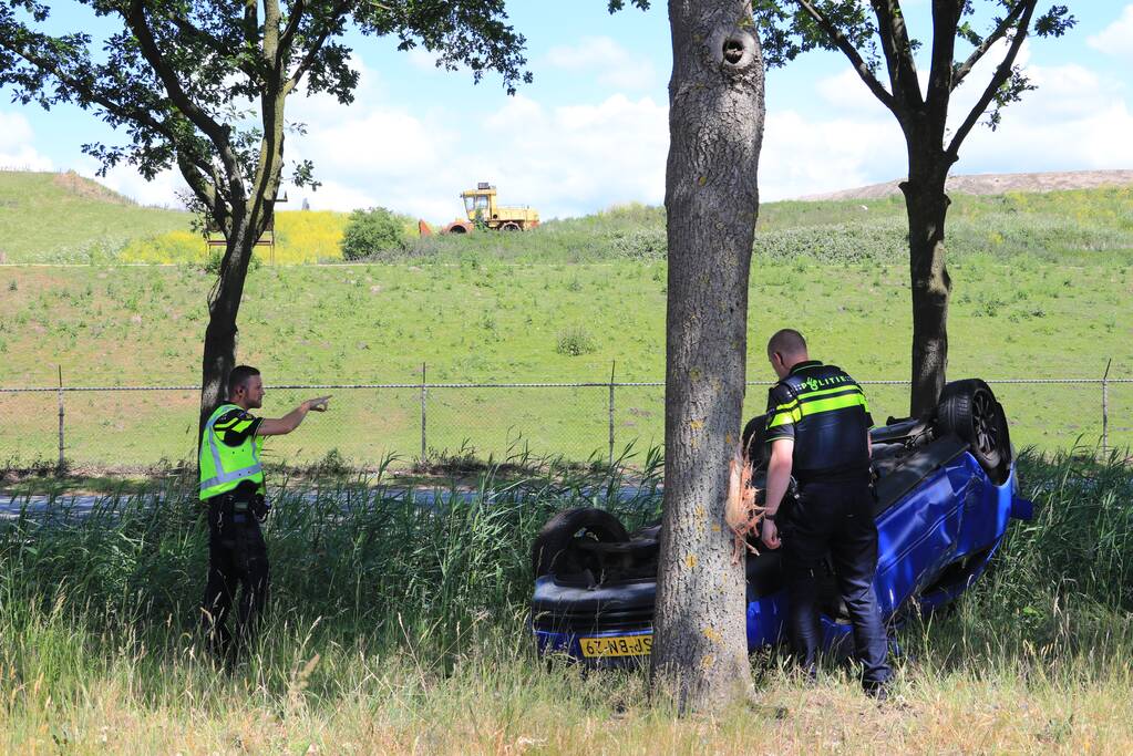 Auto raakt van snelweg en belandt op de kop