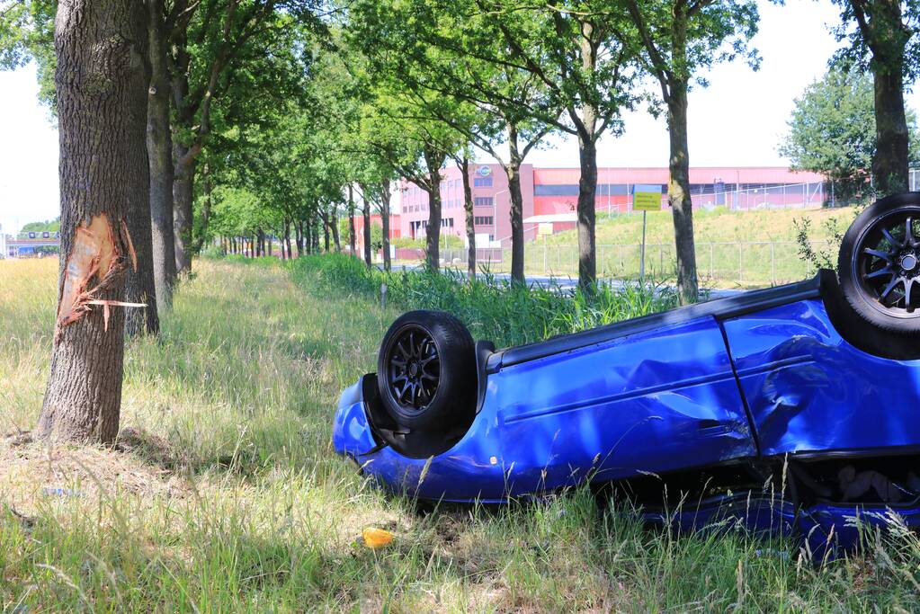 Auto raakt van snelweg en belandt op de kop