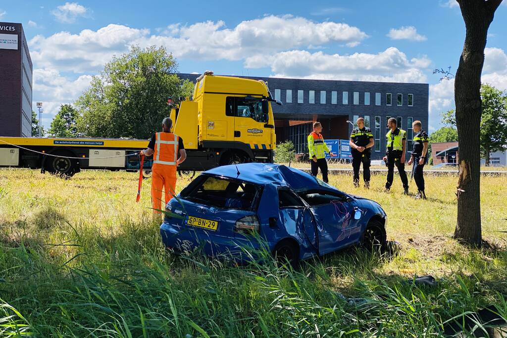Auto raakt van snelweg en belandt op de kop