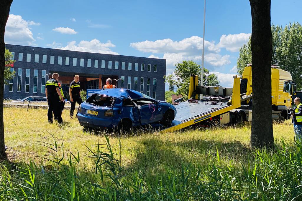 Auto raakt van snelweg en belandt op de kop