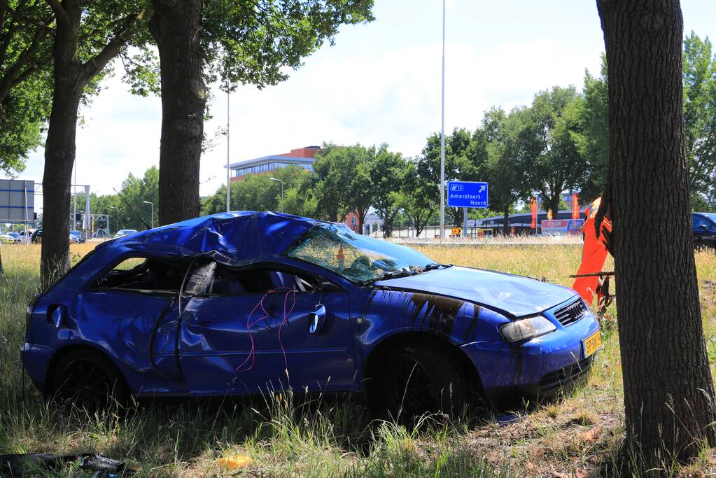 Auto raakt van snelweg en belandt op de kop