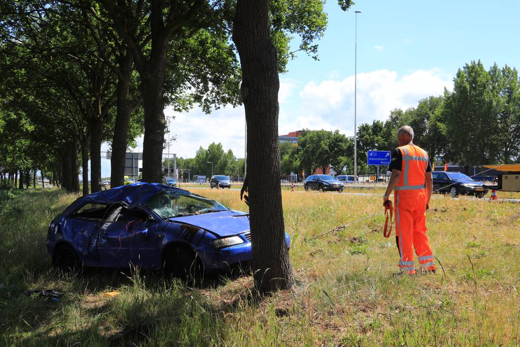 Auto raakt van snelweg en belandt op de kop