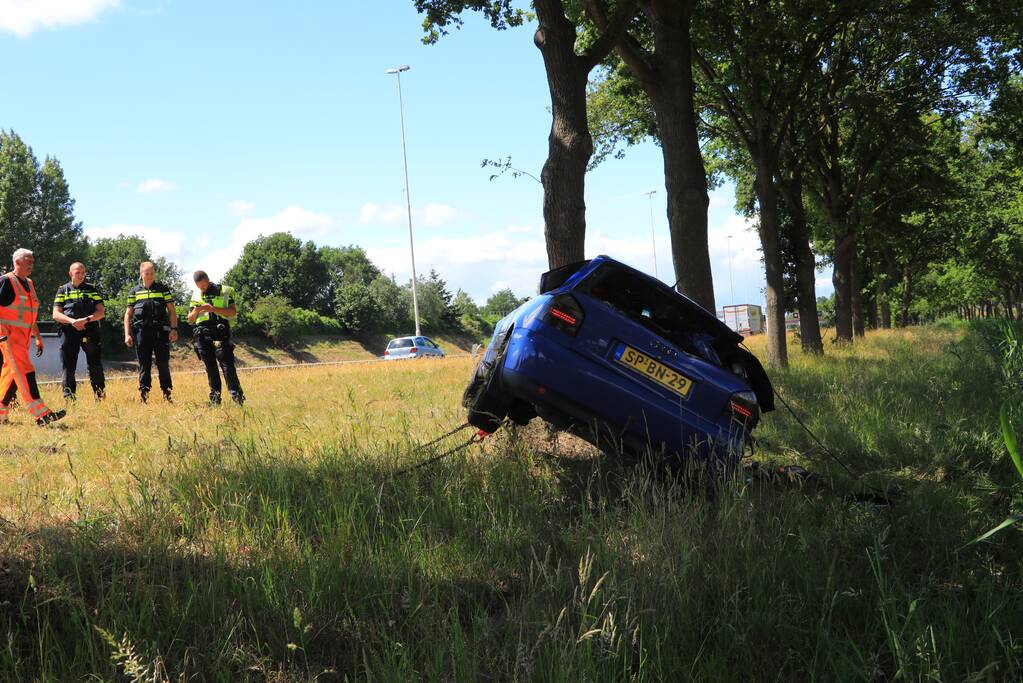 Auto raakt van snelweg en belandt op de kop