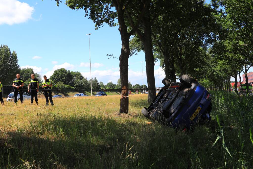 Auto raakt van snelweg en belandt op de kop