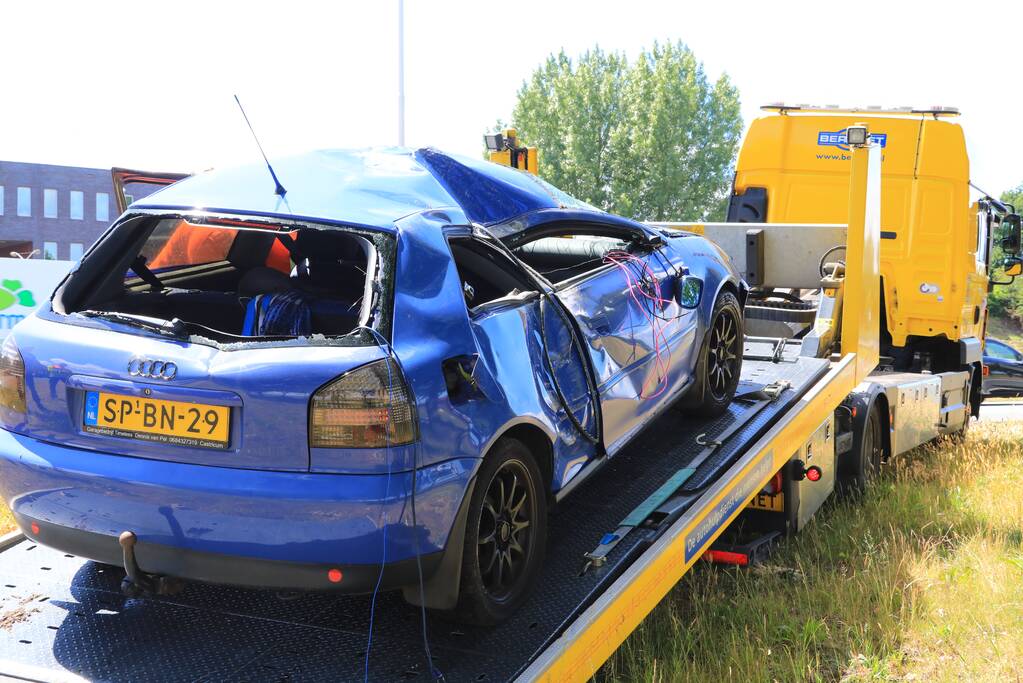 Auto raakt van snelweg en belandt op de kop