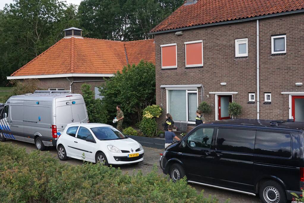 Politie en EOD doen onderzoek in woning