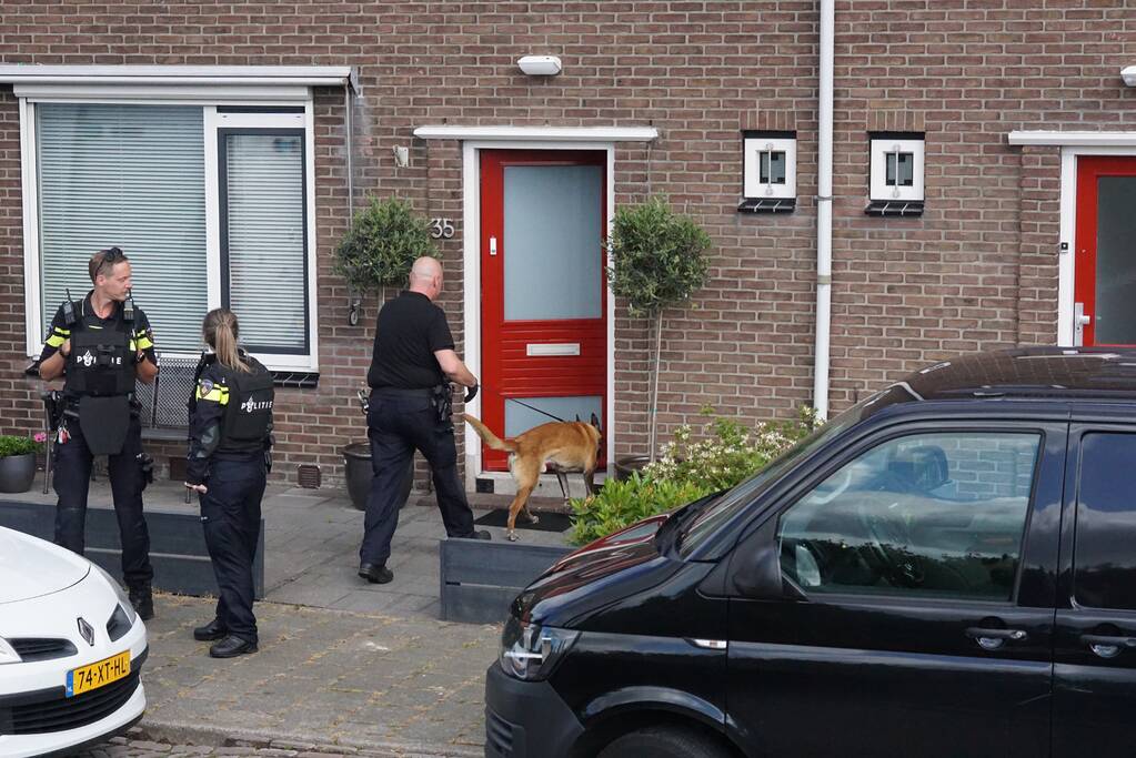 Politie en EOD doen onderzoek in woning